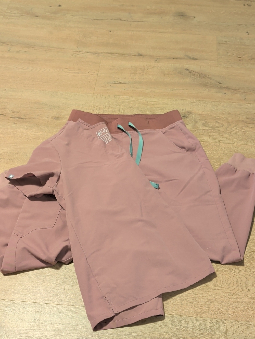 FIGS Mauve Pink Scrub Set with Teal Drawstring